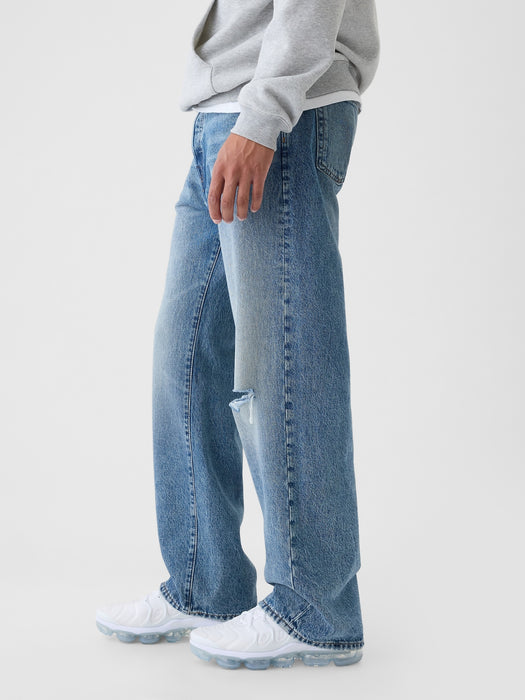 Loose Jeans im 90er-Jahre-Stil