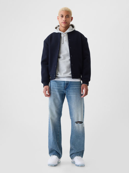 Loose Jeans im 90er-Jahre-Stil