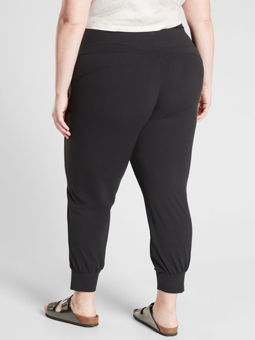 Salutation Jogger in Powervita